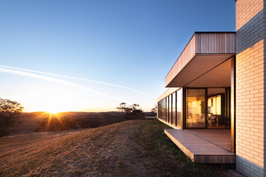 Casa Kangaroobie: Una casa en el bosque de 225 metros y sólo 3 módulos.